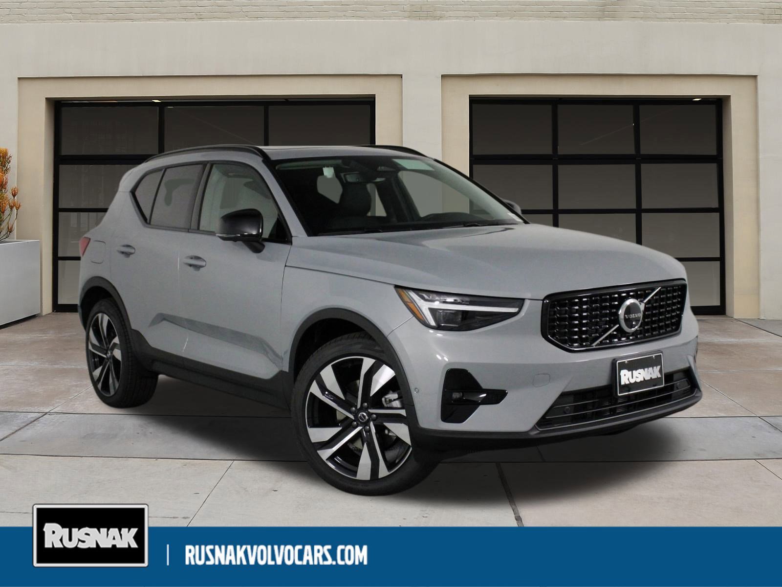 New 2025 Volvo XC40 B5 Plus w/ Protection Package Premier video 1