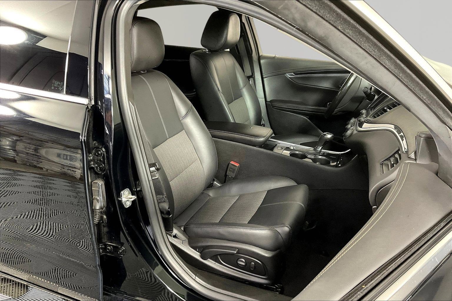 Used 2019 Chevrolet Impala LT FWD image 28