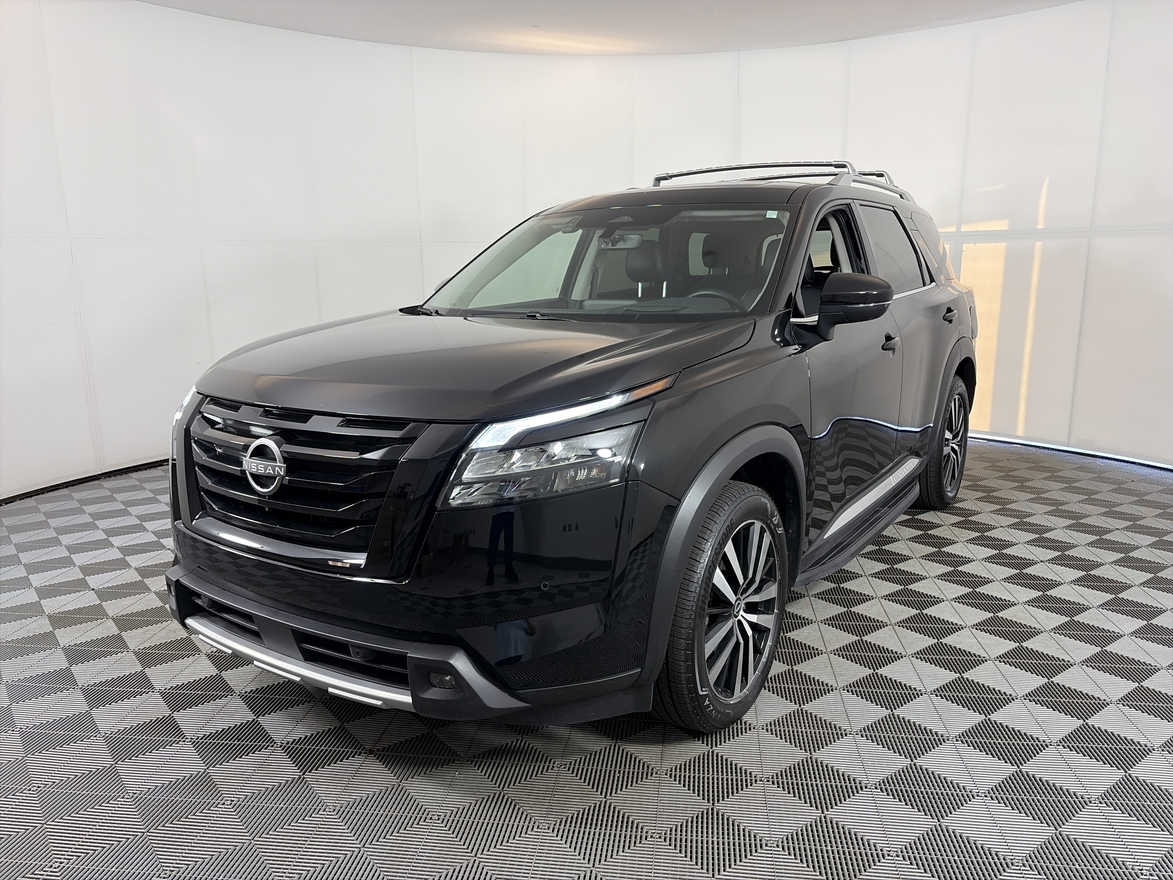 Certified 2025 Nissan Pathfinder Platinum w/ Lighting Package (N93) AWD/4WD image 5