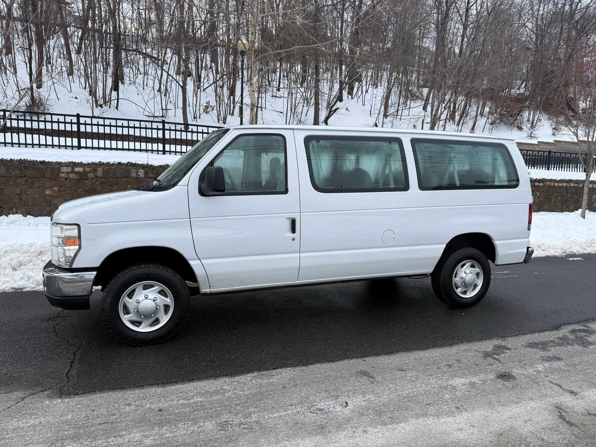 Used 2013 Ford E-350 and Econoline 350 XLT image 3
