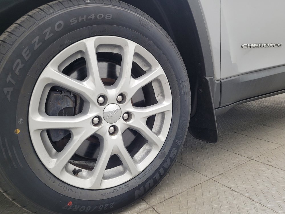 Used 2015 Jeep Cherokee Sport FWD image 31