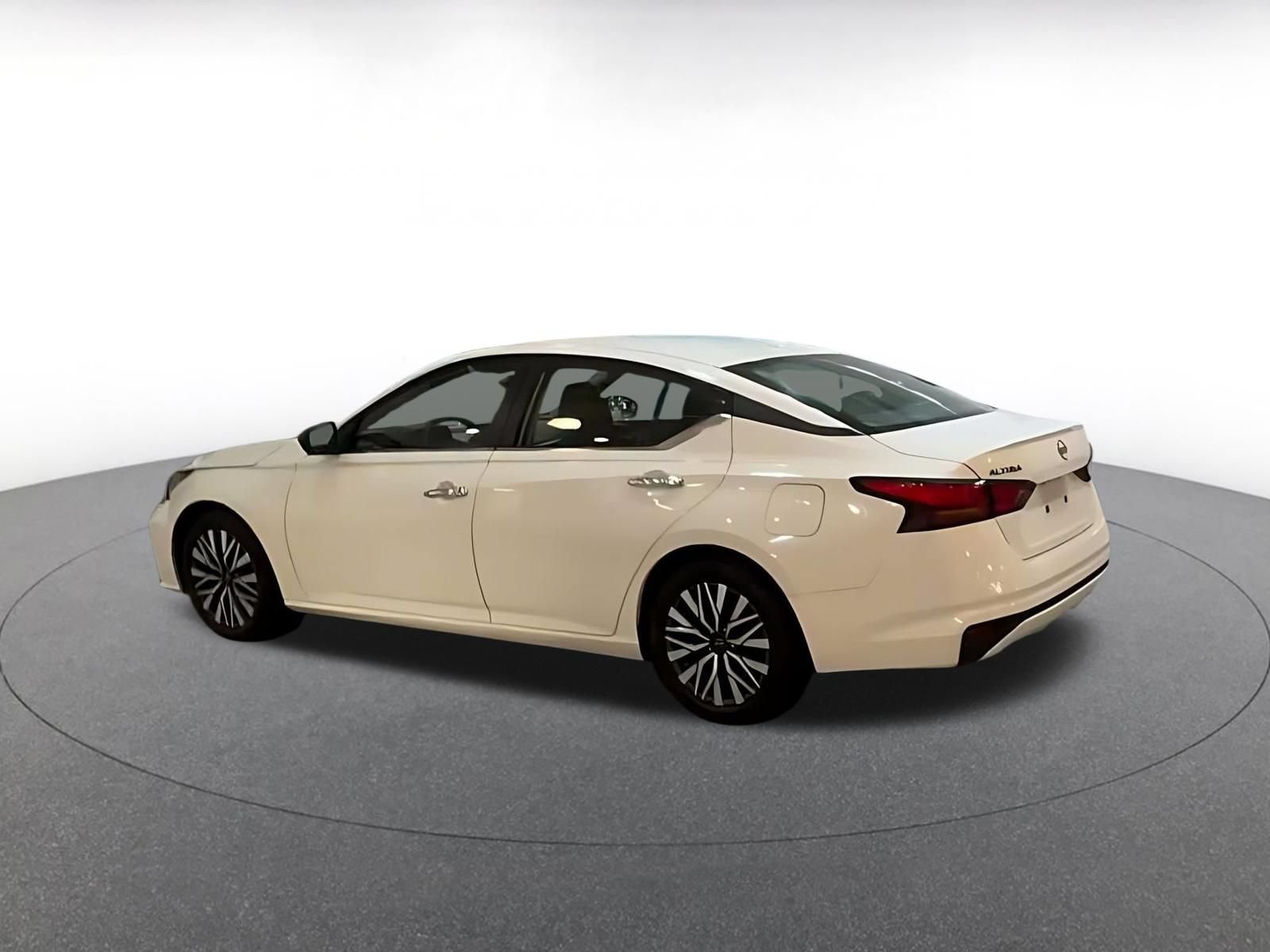 Used 2025 Nissan Altima 2.5 SV FWD image 4