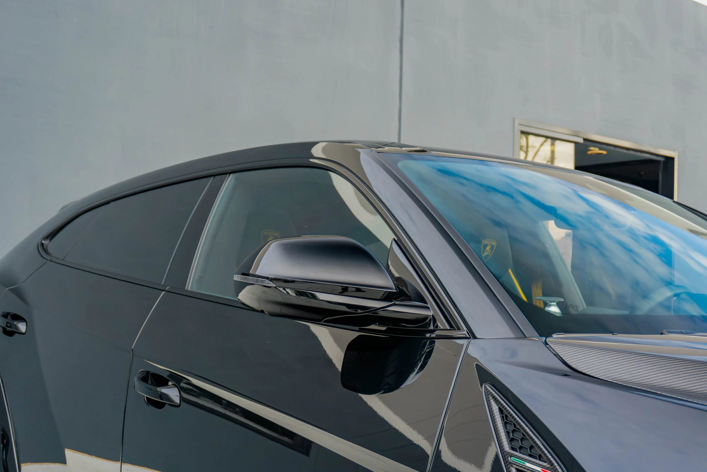 Used 2025 Lamborghini Urus SE image 34