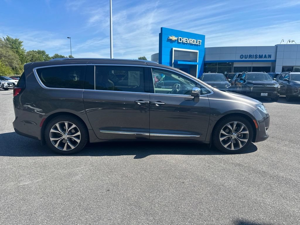 Used 2017 Chrysler Pacifica Limited FWD image 4