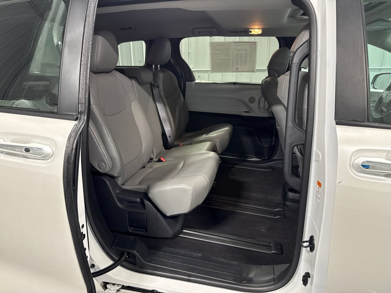 Used 2025 Toyota Sienna XLE FWD image 16