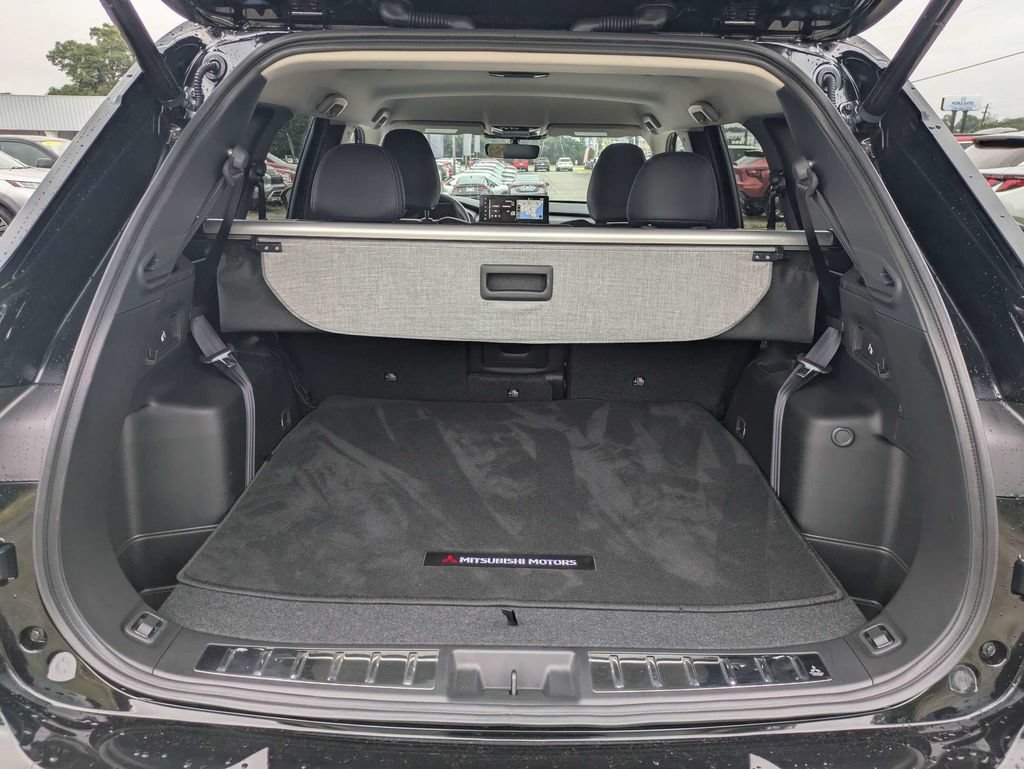 Used 2025 Mitsubishi Outlander SE FWD image 12