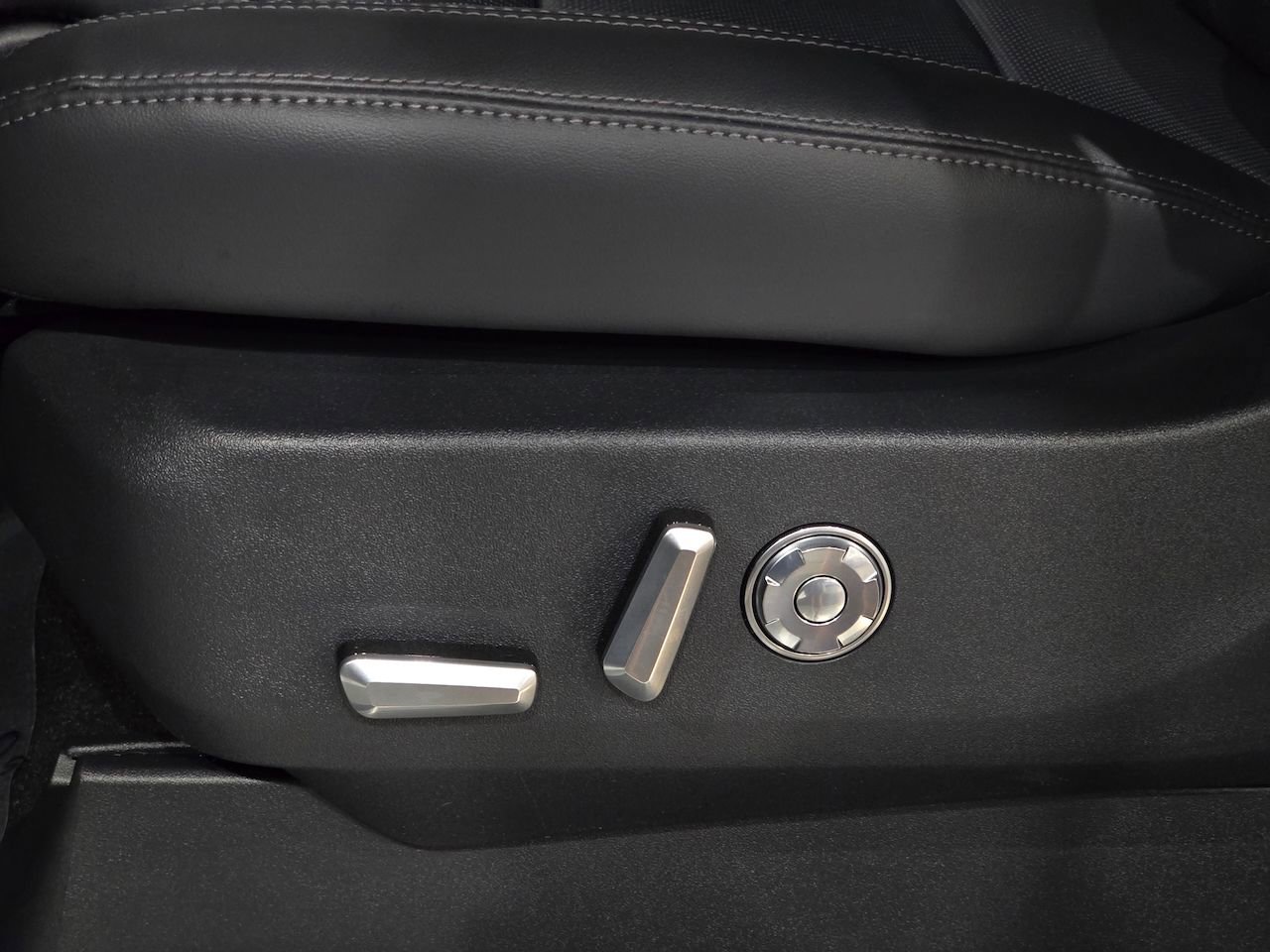 New 2025 Lincoln Navigator L Reserve w/ Jet Appearance Package image 16