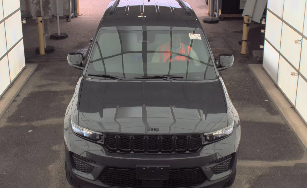 Used 2024 Jeep Grand Cherokee Altitude AWD/4WD image 3