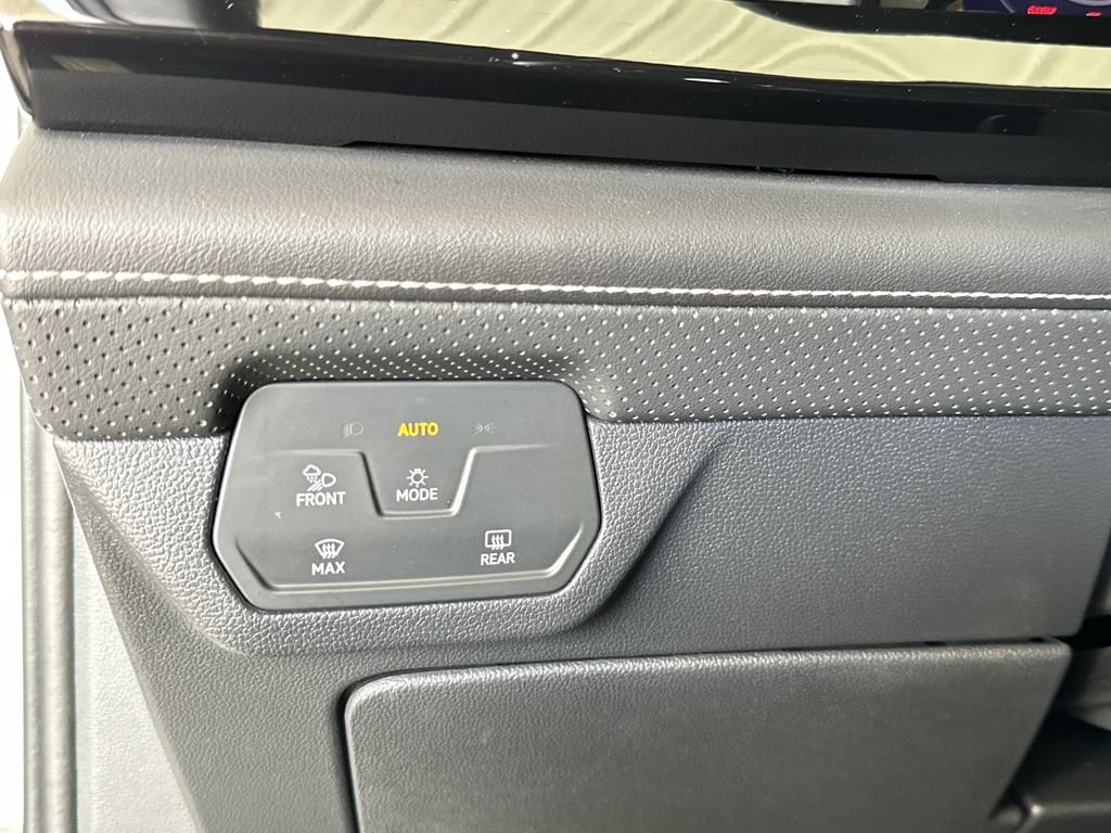 Used 2025 Volkswagen Atlas Cross Sport SE FWD image 18