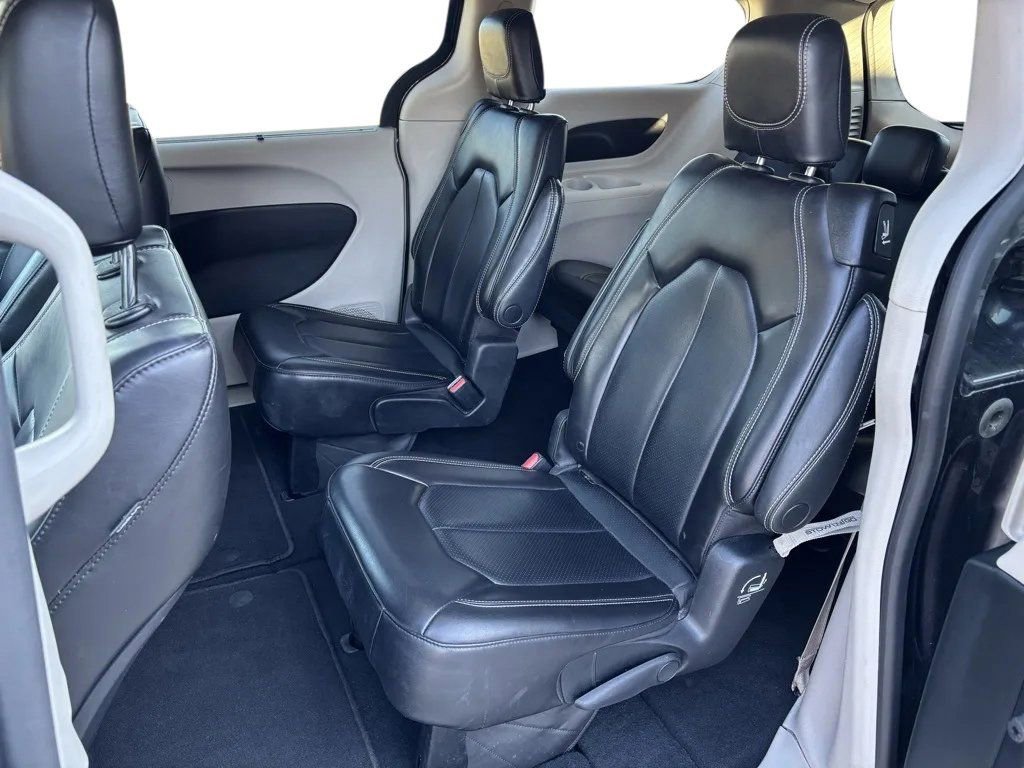 Used 2023 Chrysler Pacifica Touring-L image 22