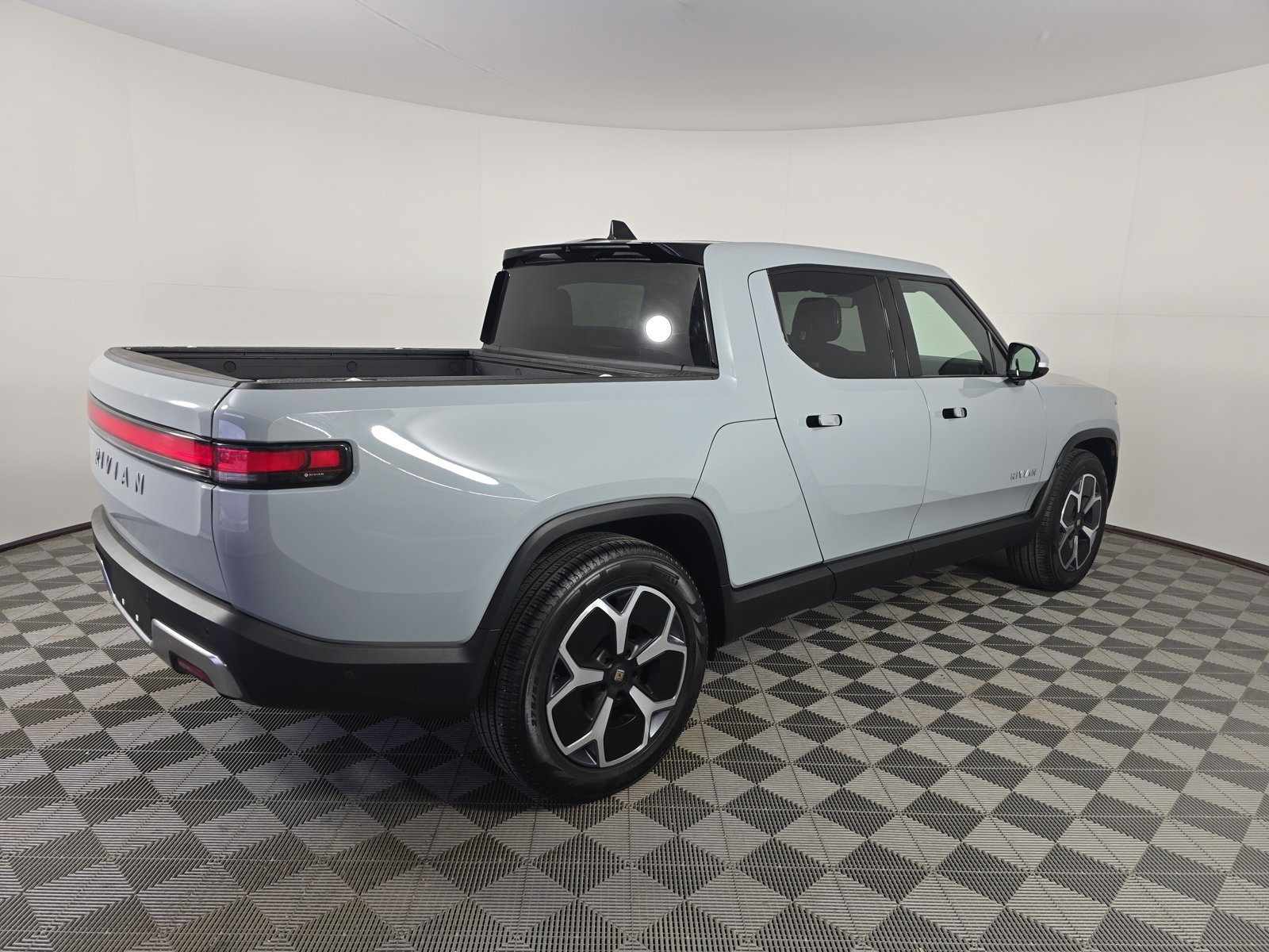 Used 2024 Rivian R1T Adventure Dual AWD/4WD image 5