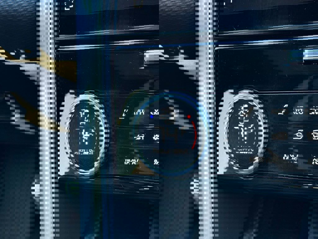 Certified 2025 Land Rover Discovery Dynamic SE image 22