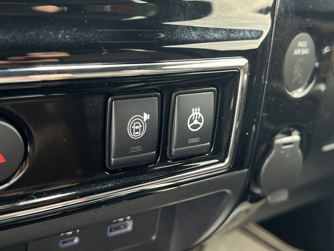 Used 2024 Nissan Titan Platinum Reserve w/ Moonroof Package AWD/4WD image 23