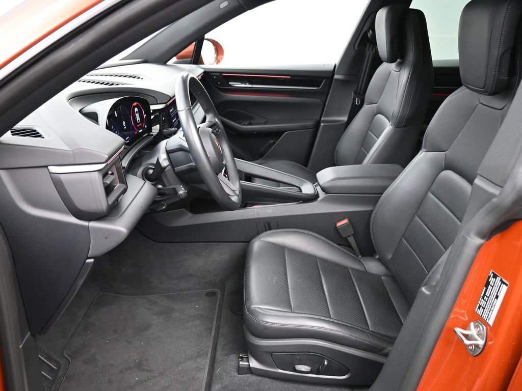 Certified 2025 Porsche Macan Electric image 7