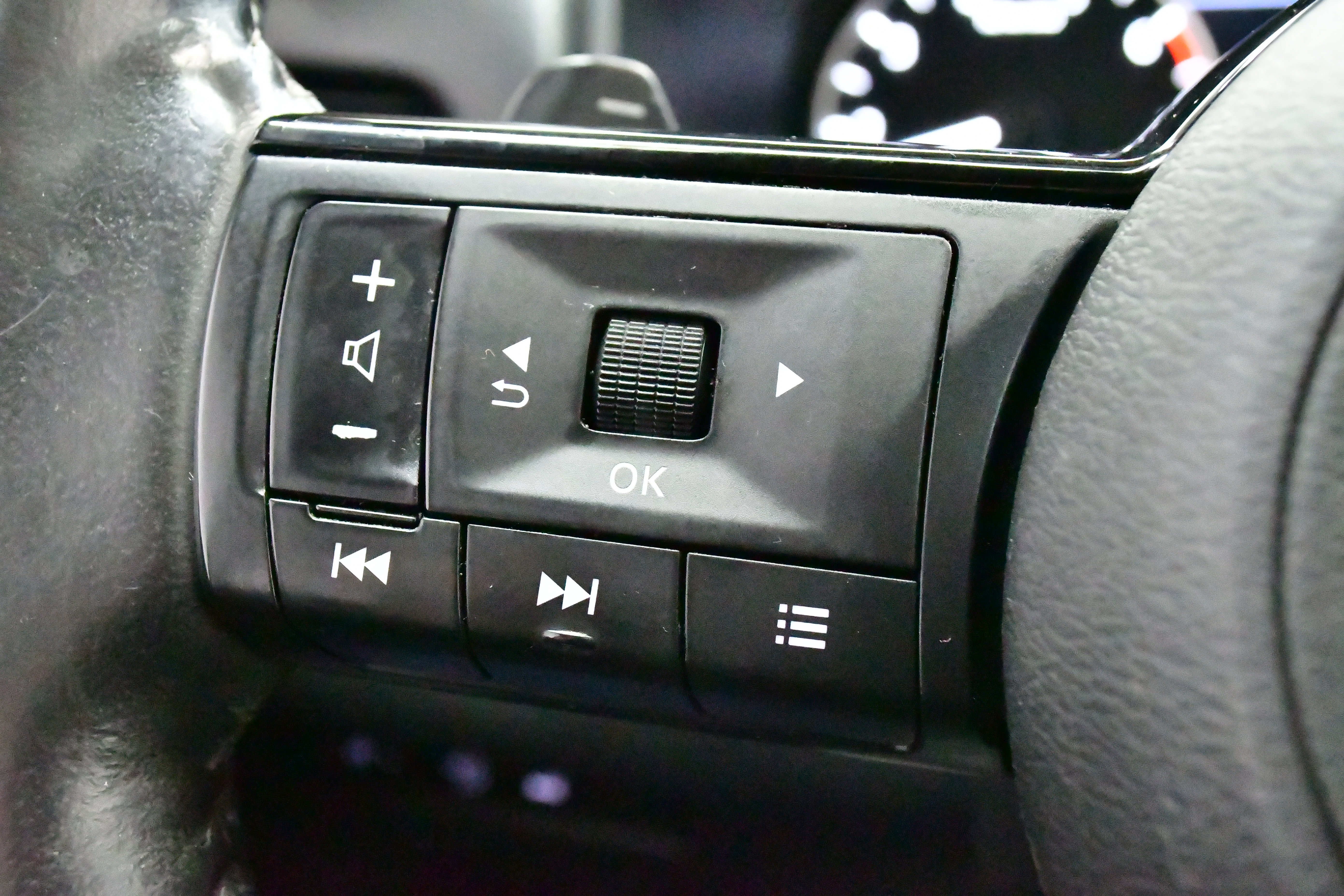 Used 2023 Nissan Rogue SV w/ SV Premium B Package image 45