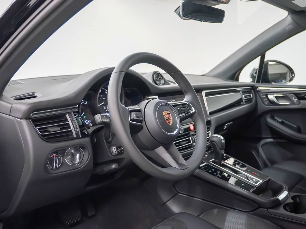 Certified 2026 Porsche Macan AWD/4WD image 4