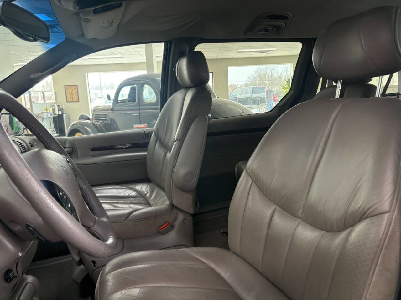 Used 2000 Chrysler Town & Country Limited image 9