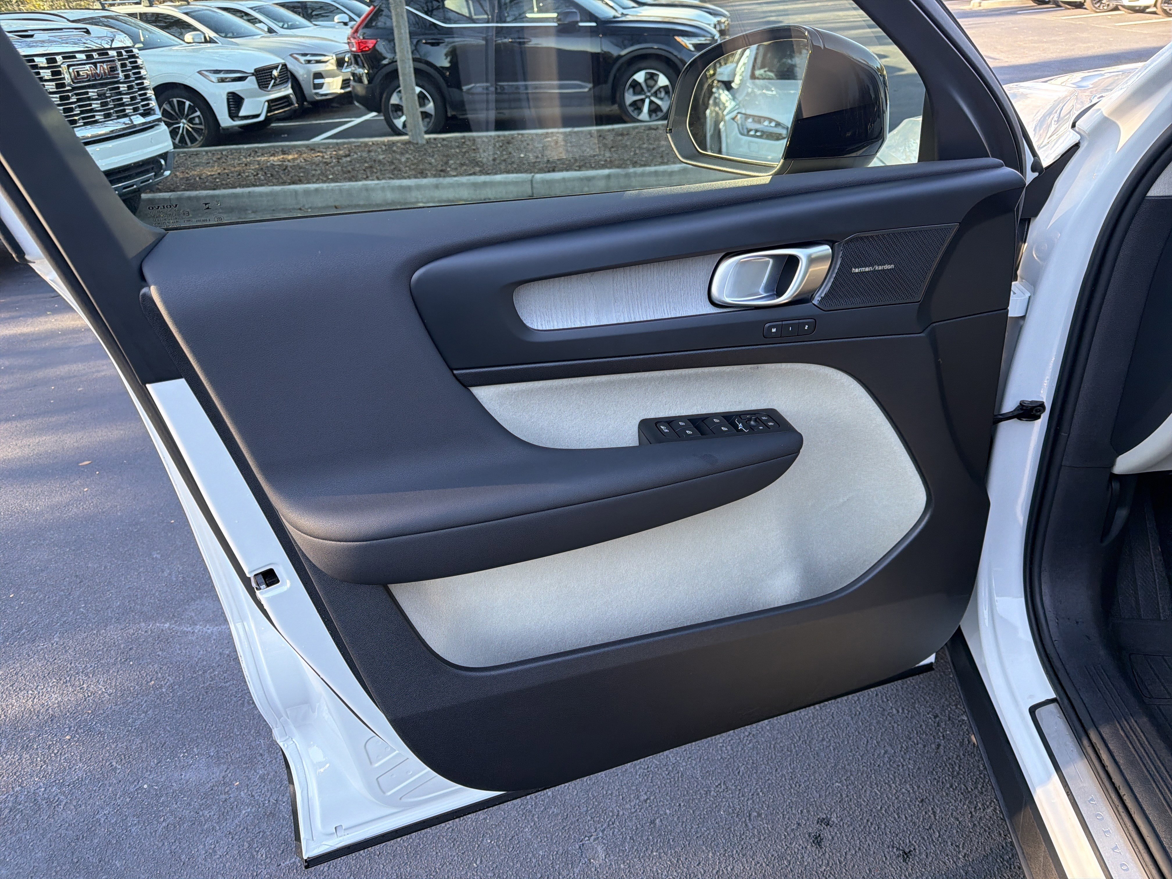 Used 2026 Volvo XC40 B5 Ultra w/ Protection Package Premier image 14