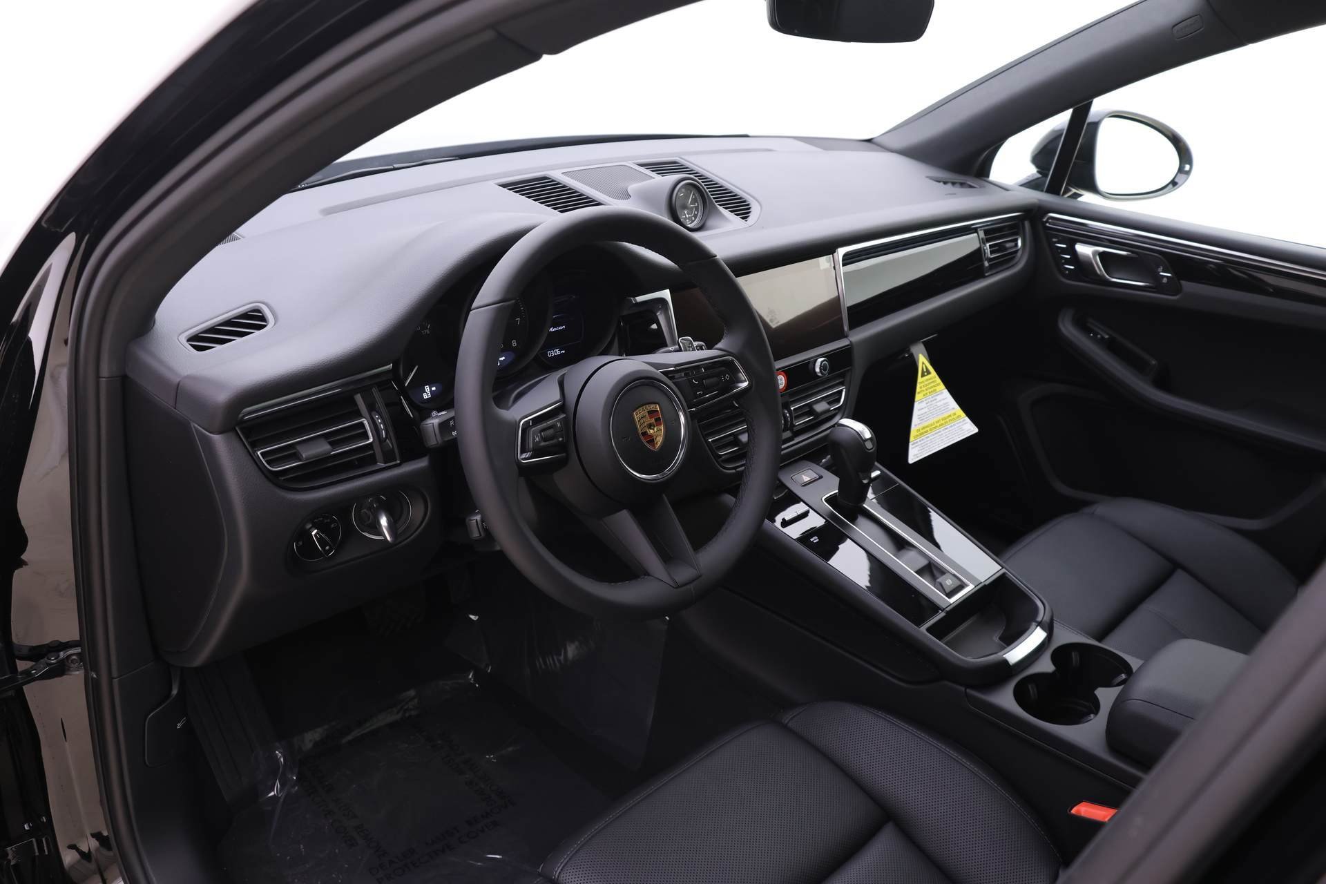 Used 2025 Porsche Macan image 4