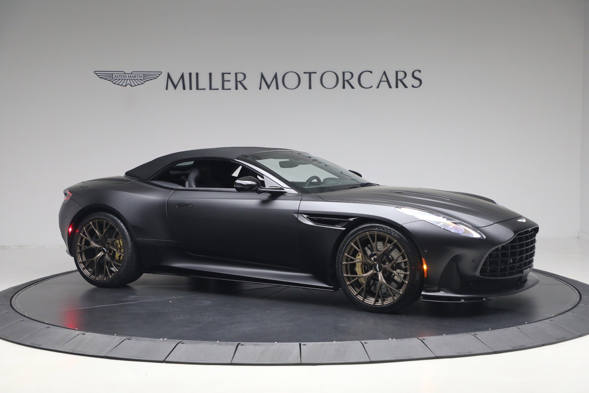 Used 2024 Aston Martin DB12 Convertible RWD image 23
