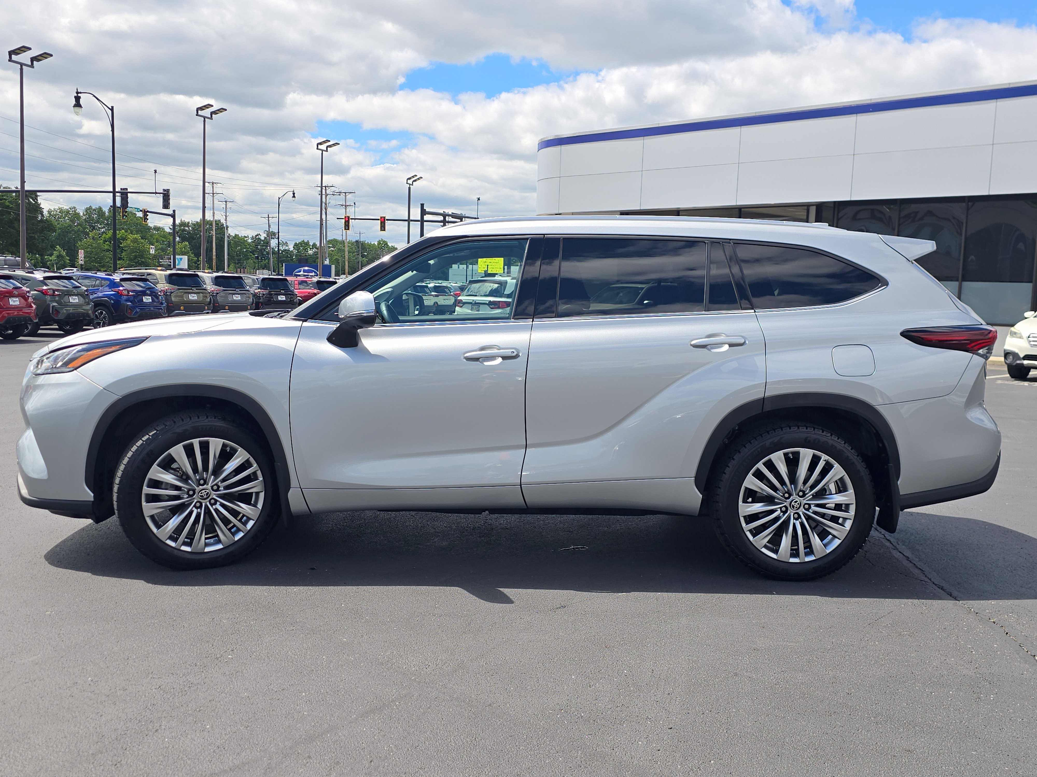 Used 2024 Toyota Highlander Platinum AWD/4WD image 4