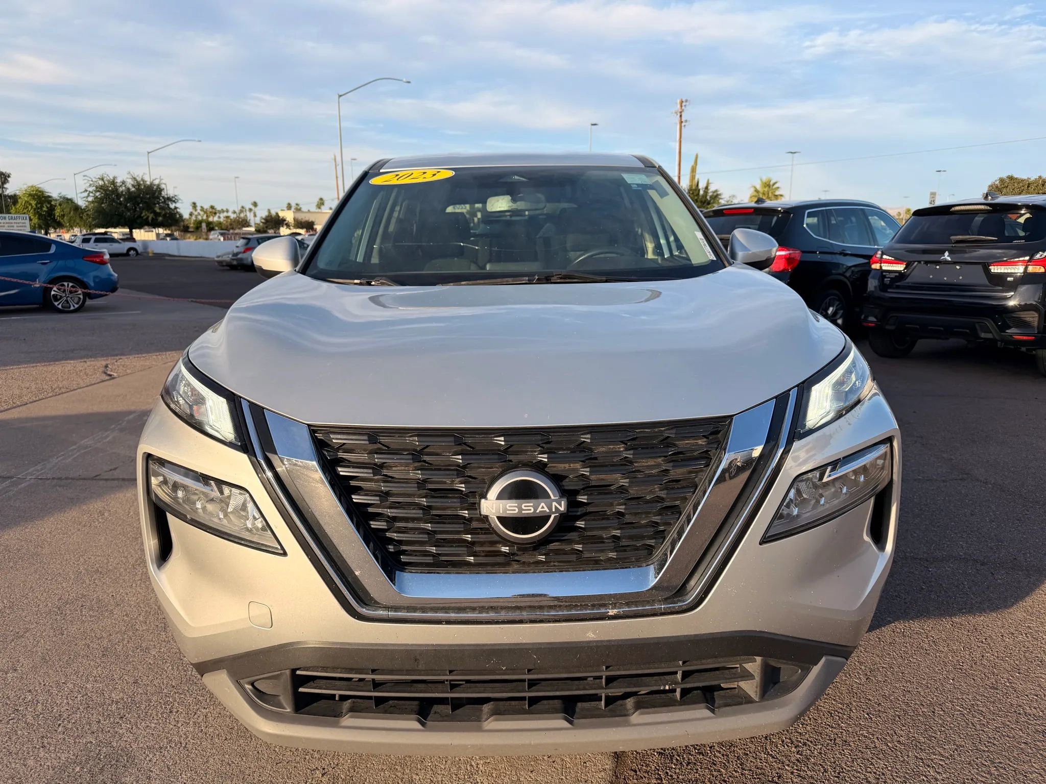 Used 2023 Nissan Rogue SV image 2