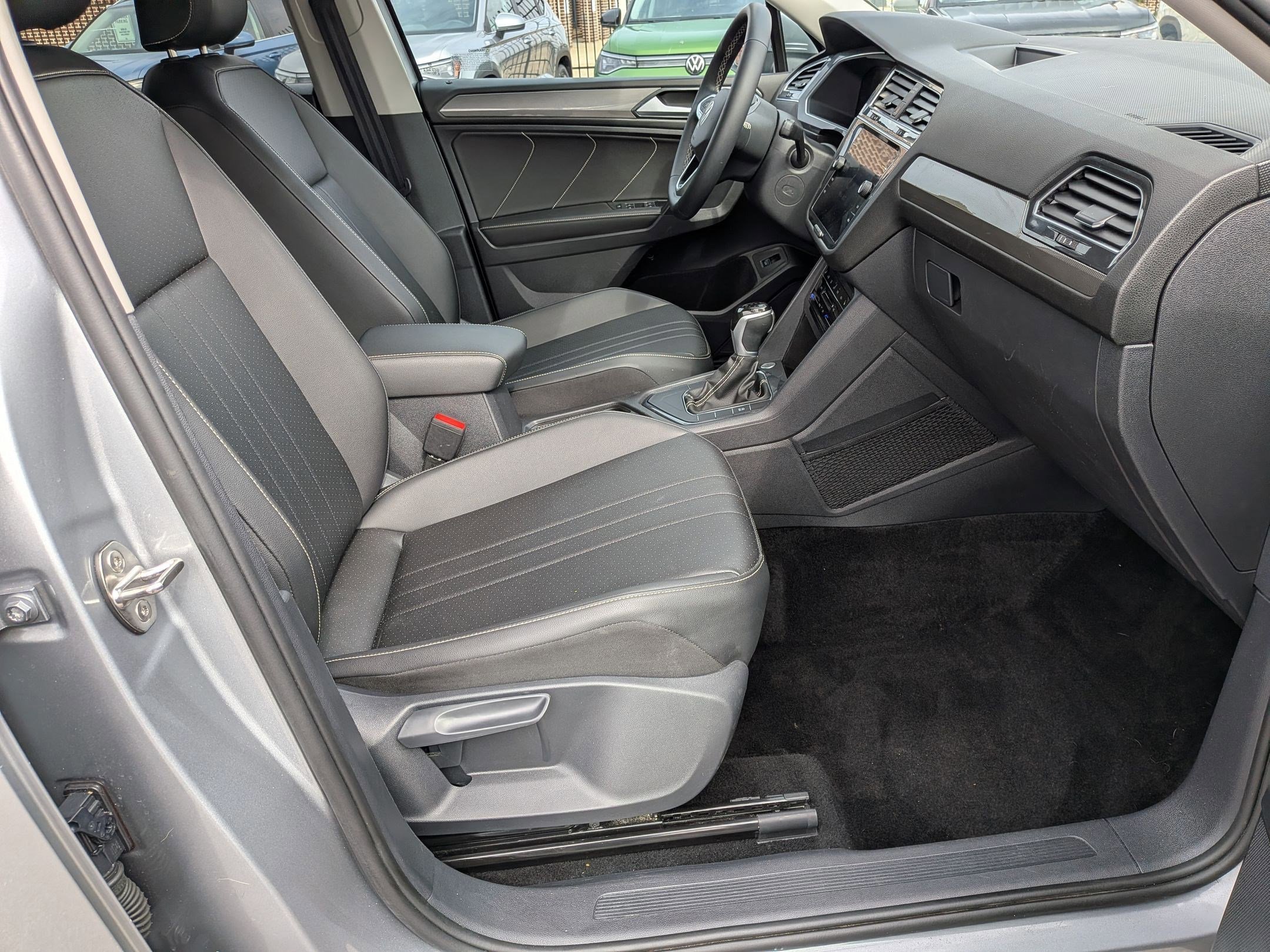 Used 2023 Volkswagen Tiguan SE FWD image 37