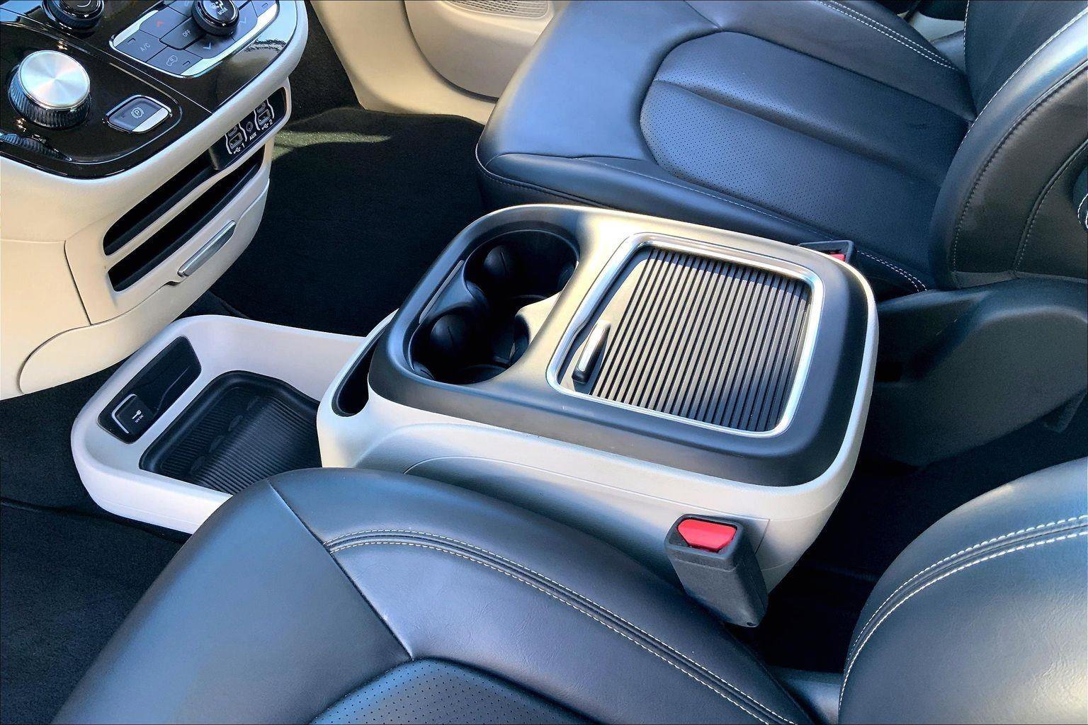 Used 2023 Chrysler Pacifica Touring-L image 15