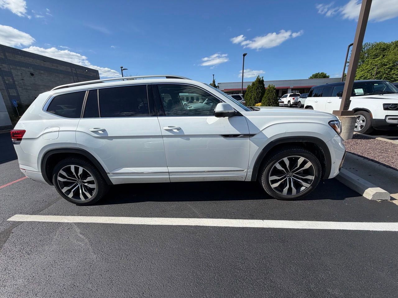 Used 2022 Volkswagen Atlas SEL Premium AWD/4WD image 4