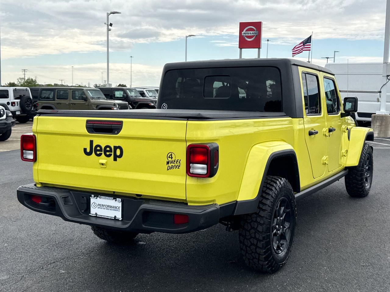 Used 2023 Jeep Gladiator Sport AWD/4WD image 3