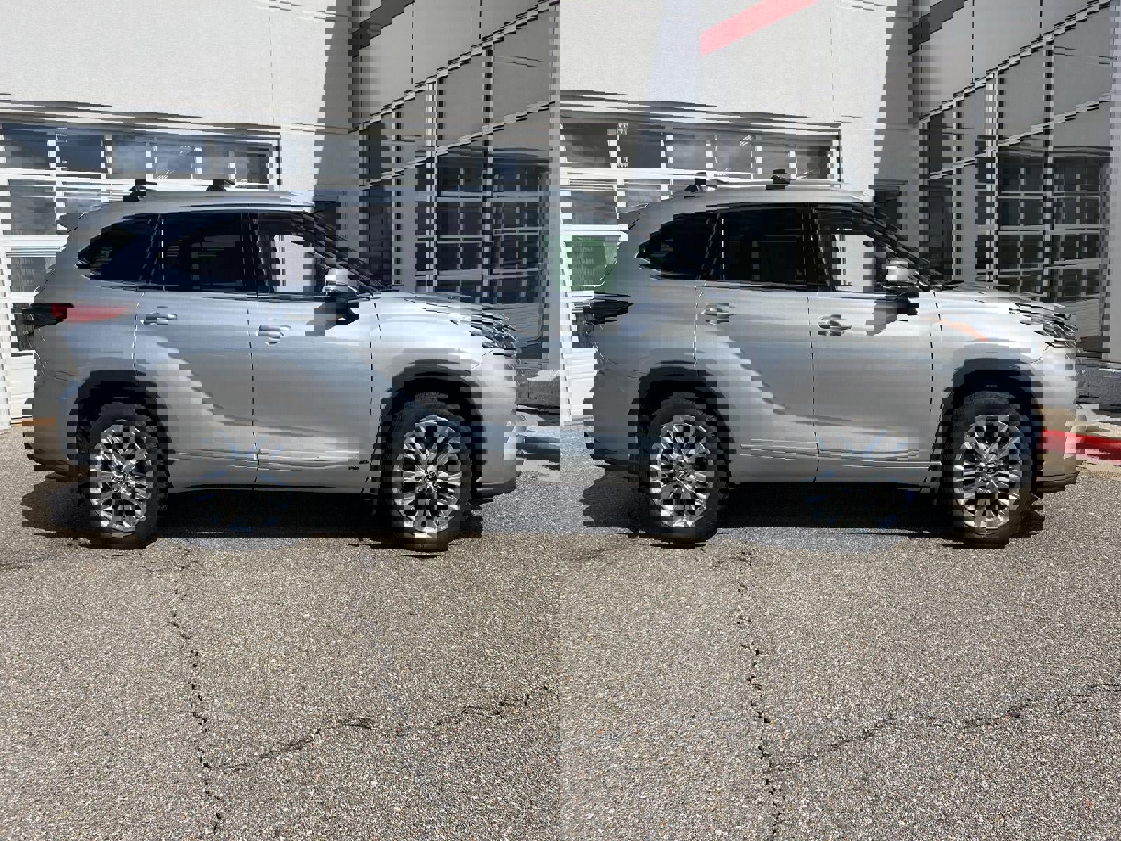 Used 2023 Toyota Highlander Limited image 11