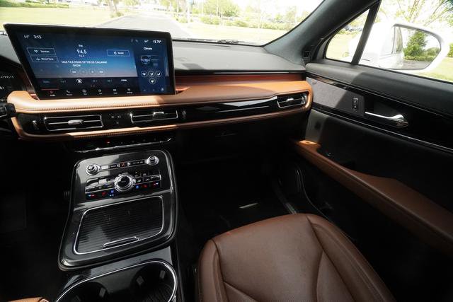 Used 2023 Lincoln Nautilus Reserve image 12