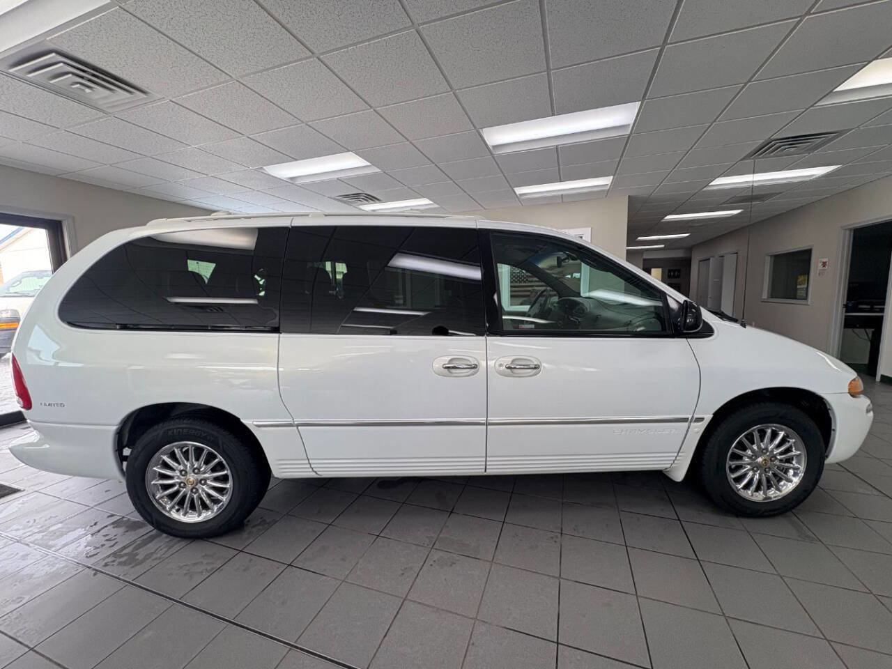 Used 2000 Chrysler Town & Country Limited image 4