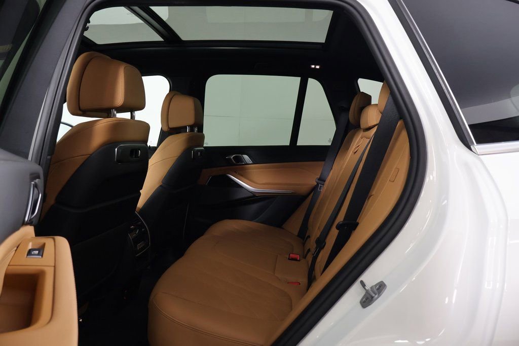 Used 2025 BMW X5 xDrive40i w/ Climate Comfort Package image 11