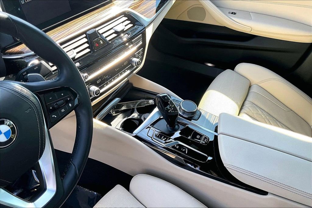 Used 2021 BMW 530e w/ Convenience Package image 18