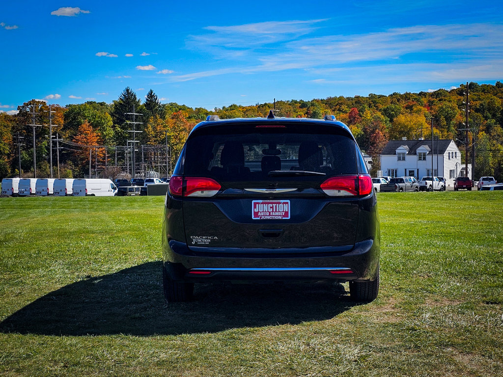 Used 2019 Chrysler Pacifica Touring-L FWD image 4