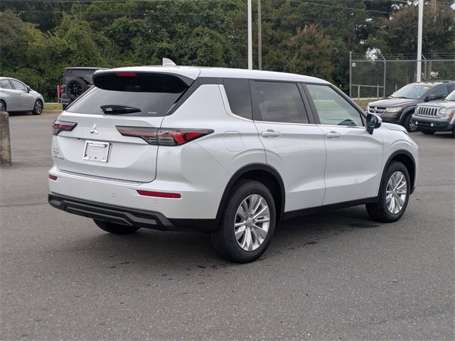 New 2025 Mitsubishi Outlander ES image 4