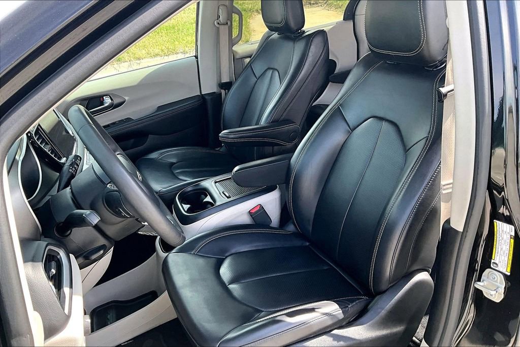 Used 2023 Chrysler Pacifica Touring-L image 23