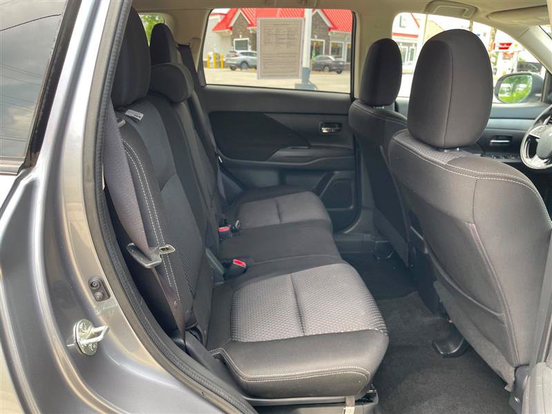 Used 2017 Mitsubishi Outlander ES AWD/4WD image 16
