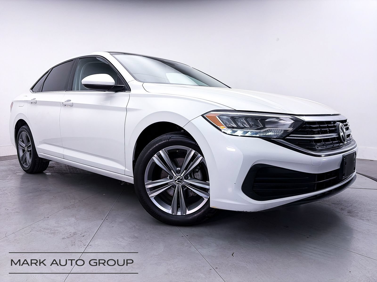 Used 2023 Volkswagen Jetta SE w/ Panoramic Sunroof Package FWD image 1