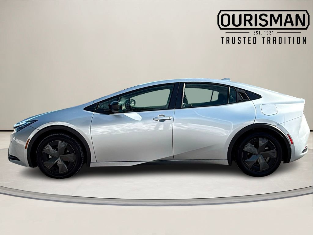 Used 2024 Toyota Prius LE image 3