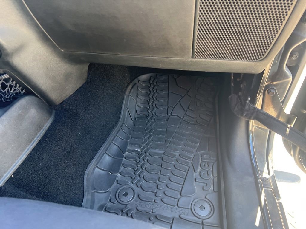Used 2015 Jeep Wrangler Sahara w/ Connectivity Group AWD/4WD image 27