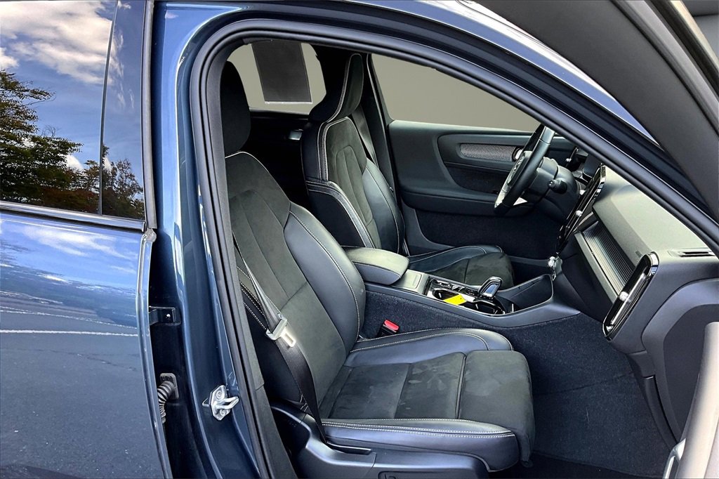 Used 2022 Volvo XC40 T5 R-Design image 26