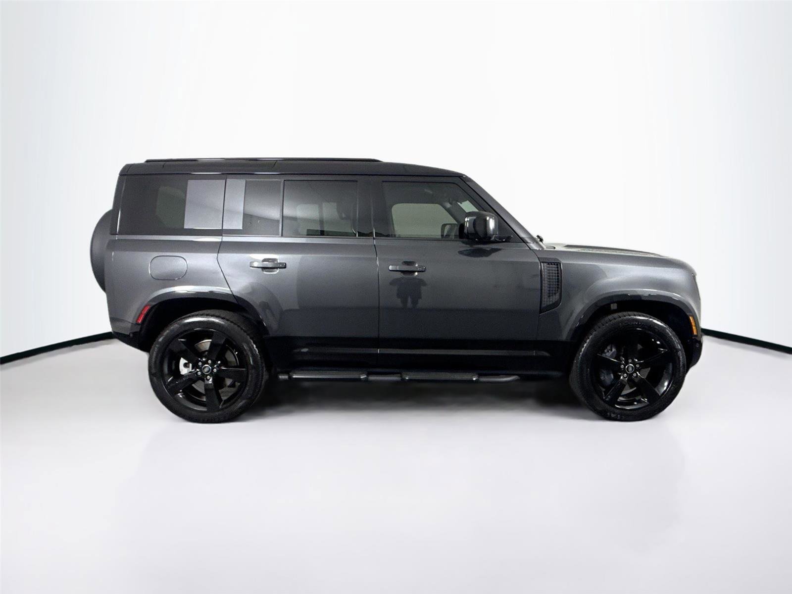 Used 2025 Land Rover Defender 110 X-Dynamic SE image 10