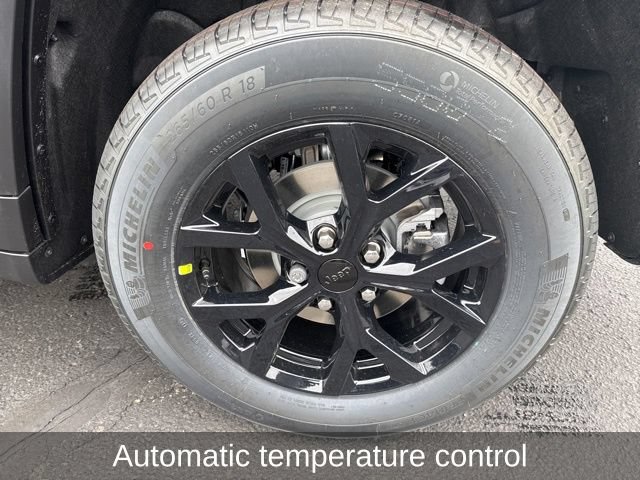 Used 2025 Jeep Grand Cherokee Altitude AWD/4WD image 7