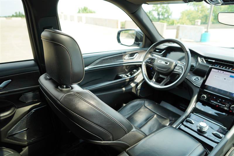 Used 2023 Jeep Grand Cherokee Overland AWD/4WD image 54
