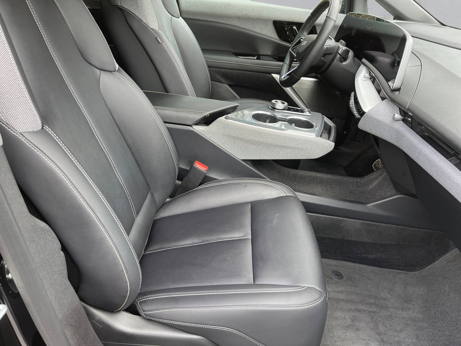 Used 2025 Cadillac Optiq Luxury 1 AWD/4WD image 16