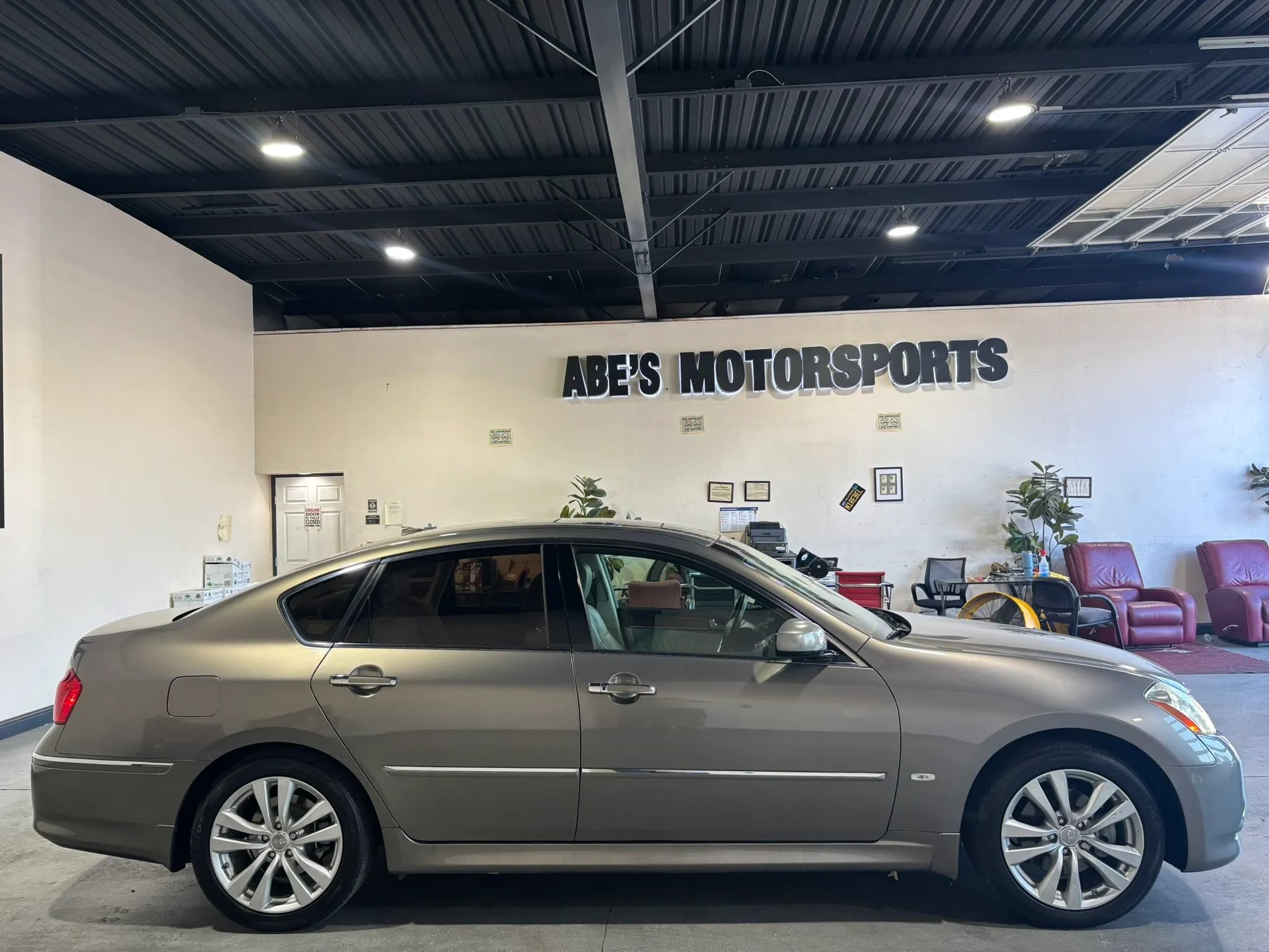 Used 2008 INFINITI M35 w/ Technology Pkg RWD image 4