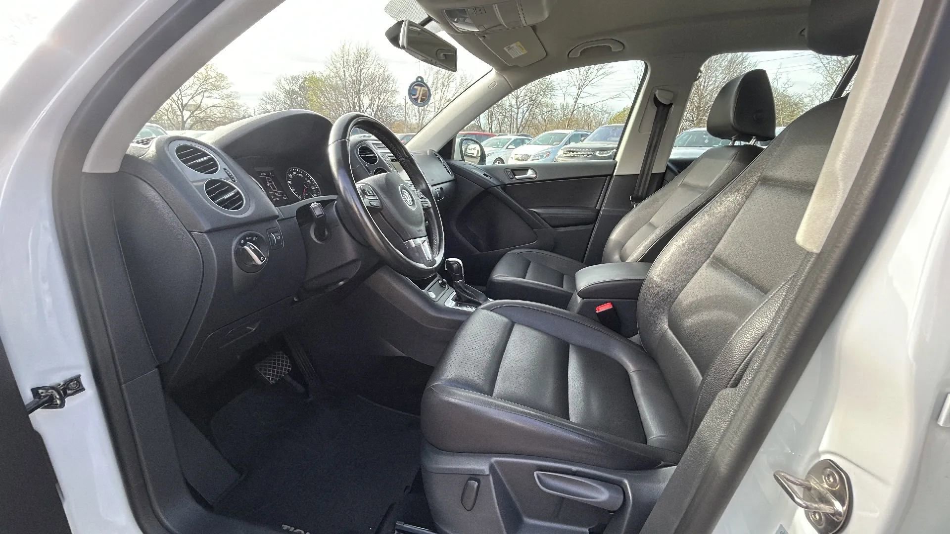 Used 2016 Volkswagen Tiguan SE image 8