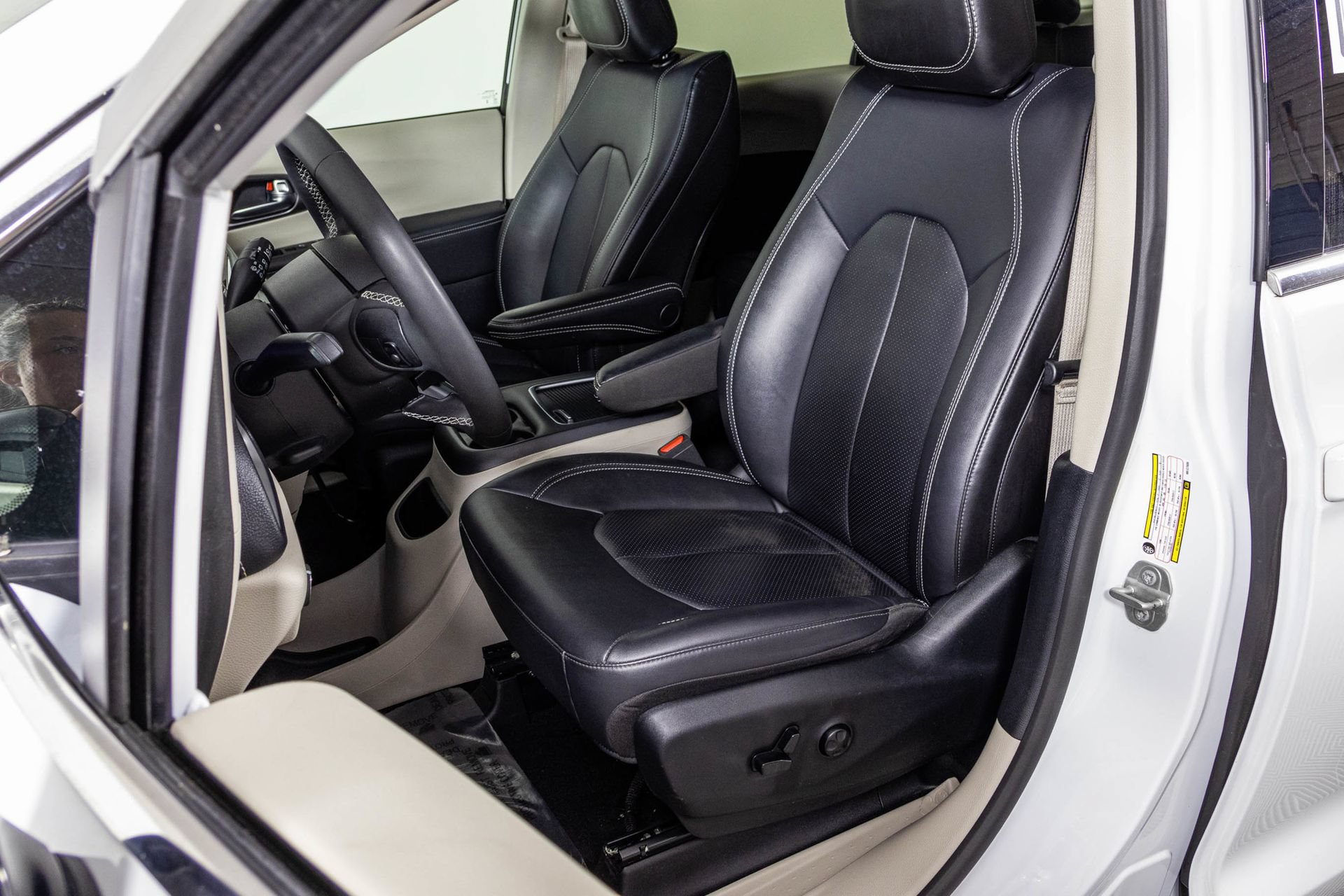 Used 2024 Chrysler Pacifica Limited FWD image 22